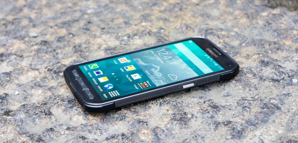 Galaxy S5 Active skal være testet og anerkjent som støtsikker etter MIL-STD-810-kravene. Dette garanteres imidlertid ikke, og med den store skjermen er faren til stede for at et fall kan få fatale følger.