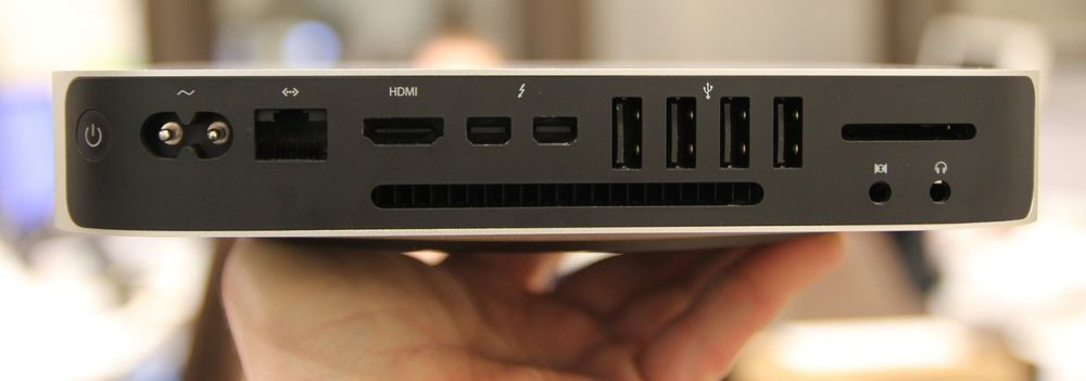 Bak finner vi av/på-knapp, strøminntak, gigabit LAN, HDMI, to Thunderbolt 2-porter, fire USB 3-porter, SD-kortleser, og minijackkontakter for lyd.