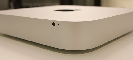 Designen kjennetegnes av runde hjørner og skarpe kanter. Her fronten med IR-sensoren og den lille status-LED-en.