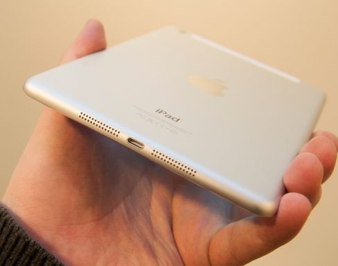 Slik ser Apples iPad Mini ut fra bunnen.