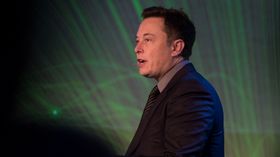 Elon Musk i Tesla.
