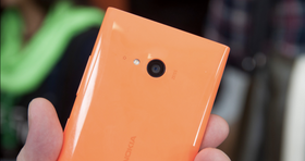 Bilde av Lumia 735. Lumia 730 ser identisk ut, og skiller seg bare fra førstnevnte ved at den har plass til to SIM-kort men mangler 4G-støtte.