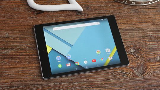 Den minner unektelig mye om iPad. I størelse havner den mellom iPad Mini og iPad Air.