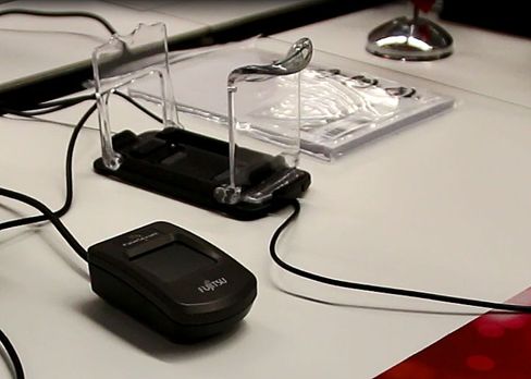 Nederst er du PalmSecure i bruk på et kontor.