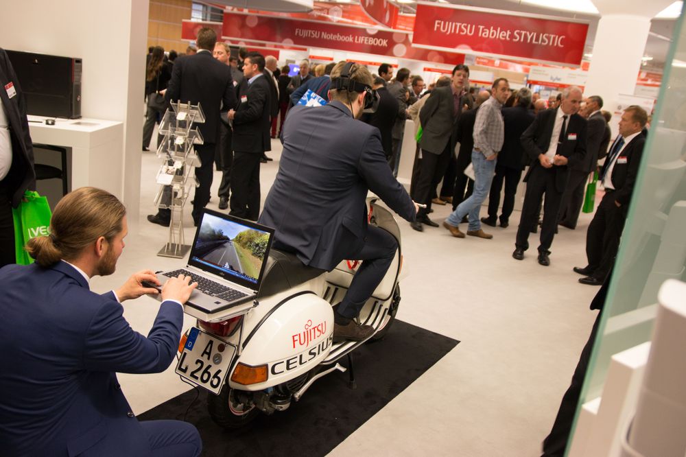 Folk flokket seg rundt VR-demoen av scooteren. .