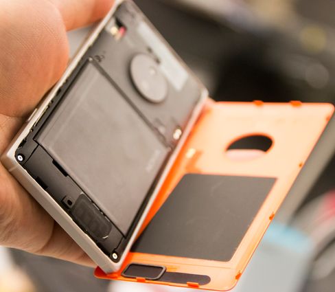 Dekselet på baksiden av Lumia 830 er en pine og en plage. Det er så vanskelig å sette på plass igjen at det er vanskelig å vite om man er i ferd med å ødelegge det.