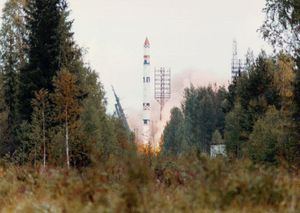 ANTISATELITTVÅPEN: Våpenprosjektet "Istrebitel Sputnik" ble utviklet for å ha evnen til å skyte ned satellitter i bane rundt jorden. IS-satelliter skulle skytes opp med Tsyklon-raketter. På bildet ser vi en værsatellitt bli skutt opp fra Plesetsk i august 1991.