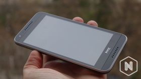 Framsiden av telefonen viser tydelig stereohøyttalerne.