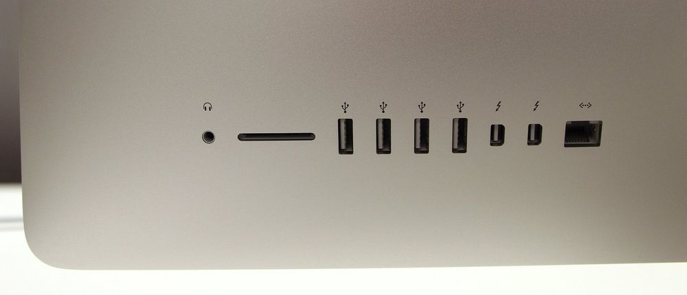 Datamaskinen har Bluetooth 4.0 og 802.11ac trådløst nettverk. I tillegg kommer lydutgang, minnekortleser, fire USB 3.0-porter, to Thunderbolt 2-porter og gigabit LAN-port.