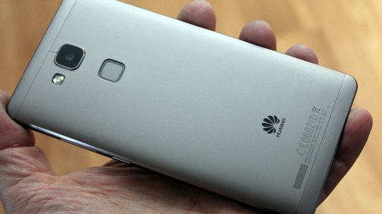Huawei Ascend Mate 7 har deksler i metall.