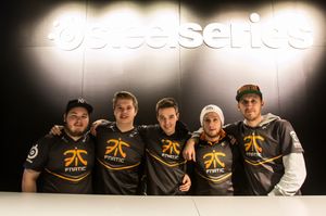 Lagoppstillingen til Fnatic. Fra venstre: flusha, JeSpErW, pronax, krimz, olofmeisteR.