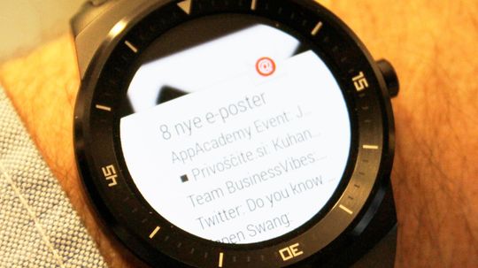 Slik ser e-post ut på G Watch R.