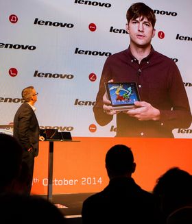 Ashton Kutcher presenterte Lenovos nye Yoga-nettbrett i London tildigere i år.