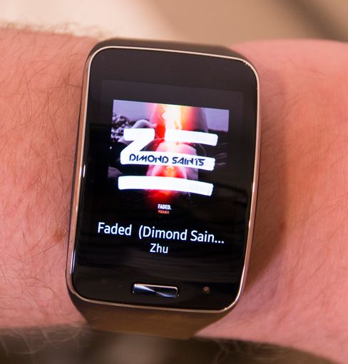 Gear S har naturligvis musikkstyring. Til vanlig viser den hva du spiller, men ett ekstra tapp gir deg styringsmuligheter.