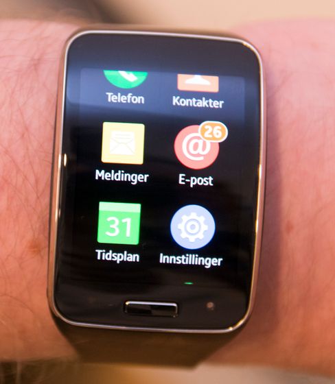 App-menyen på Gear S ser ut som et lite utsnitt at Samsungs vanlige Touch Wiz-menyer.