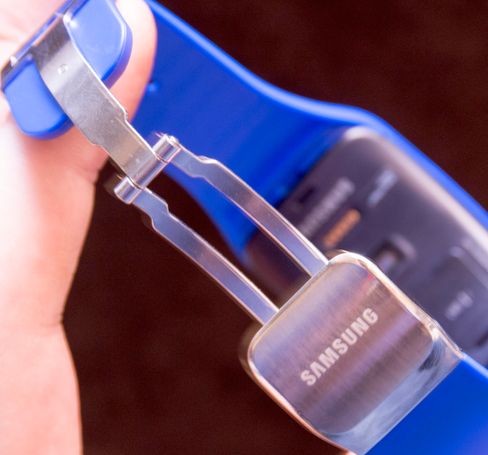 Samsungs egne reimer kommer med en klassisk klemme.