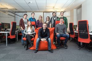 Teamet i Dirtybit. Fra venstre, bak: Fredrik Fors Hansen, Aleksander Elvemo, Anne Marte Markussen, Ida Vilhelmiina Oltedal, Maxime Montera, Matthew Guise. Fra venstre, foran: Aurora Klæboe Berg, Erlend Haugsdal (adm. dir og medgründer), Martin Vagstad.