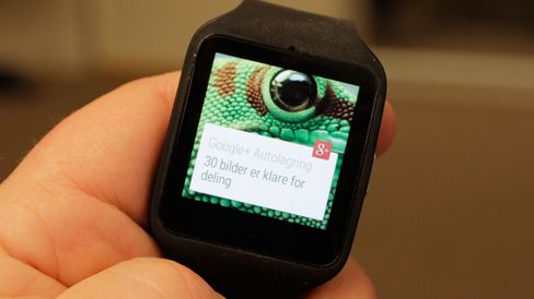 Du får informasjon på håndleddet om det meste smartmobilen foretar seg. .