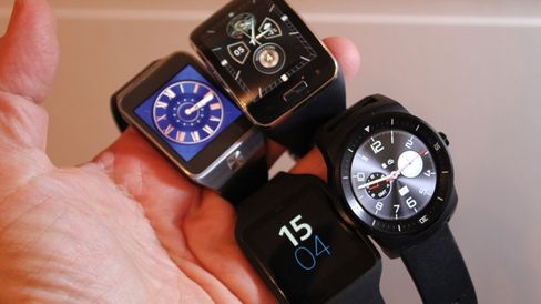 Her er Sony Smartwatch 4 og de tre hissigste konkurrentene.