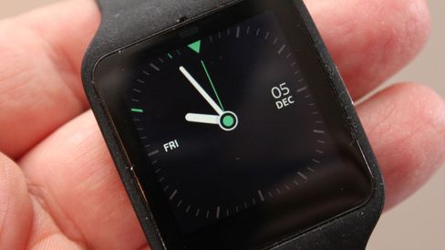 Dette er standard analog tidvisning. Friskere klokkeskiver kan lastes ned fra Google Play.