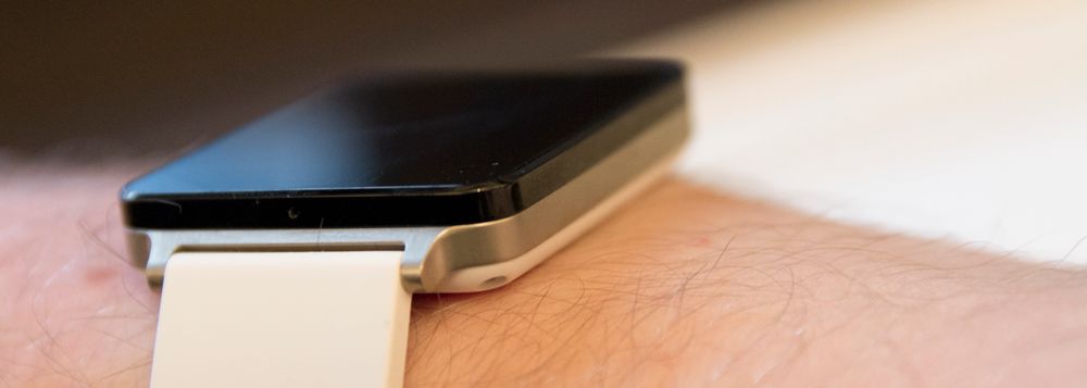 G Watch er enkelt og greit en firkantet dings med LCD-skjerm på midten. Rent og pent, men vi kunne absolutt ønsket oss en av/på-knapp.