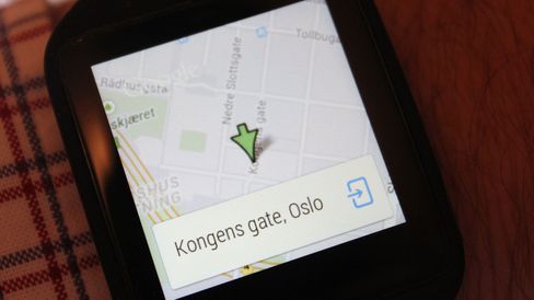 Søk etter et sted, og det vises et kart på klokka. Herfra kan du åpne for navigasjon på mobilen med piler som viser kjøreinstruksjoner på klokkeskjermen.