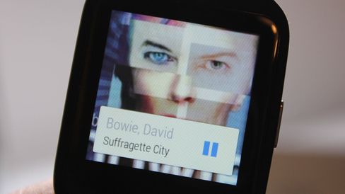 Musikkspilleren på telefonen kan styres med klokken. Da vises albumgrafikken på håndleddet ditt. Dn vises ikke når du spiller direkte fra klokka til Bluetooth-høyttaler eller -hodesett.