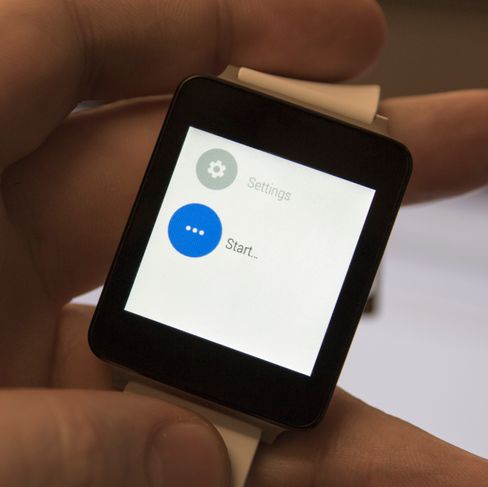 Det er fryktelig enkelt å finne app-menyen på G Watch. Først tapper du en gang på klokka for å vekke den, deretter tapper du på urskiven før du må sveipe langt og lenge. Helt nederst finner du det du leter etter, og er klar etter kun ett lite trykk.