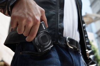 Et bilde fra Canons pressesenter som bekrefter at lommevennlighet har vært en viktig designfaktor.