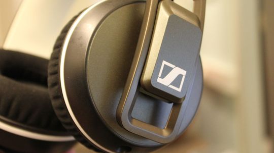 Sennheisers logo er plassert på siden av klokken.