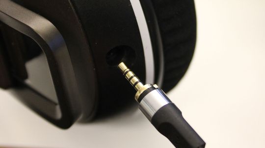Pluggen på hodesetet er 2,5 mm. Kabelen kan byttes.