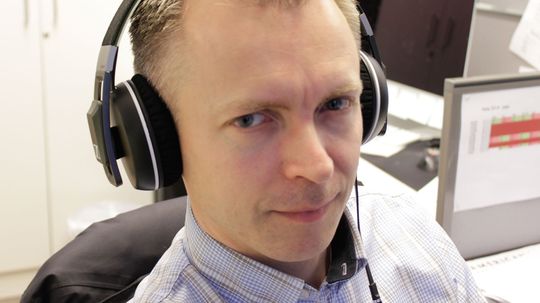 Redaktør Kurt Lekanger kledelig antrukket med Sennheiser Urbaite XL.