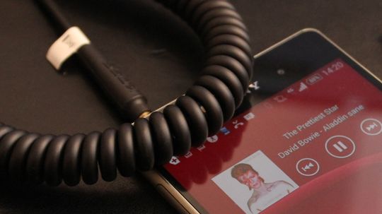 Spiralkabelen er tung, og trekker lett med seg mobilen fra skrivebordet.