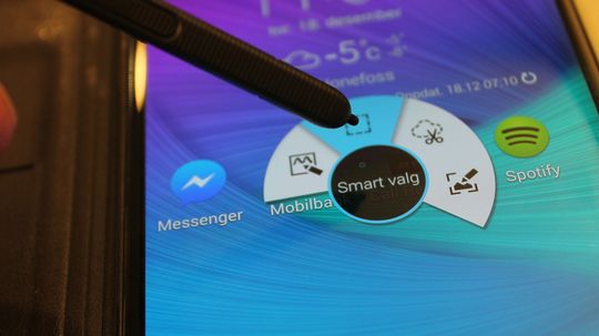 Skjermpennen åpner for en rekke smarte funksjoner du betjener med den medfølgende S-Pen-en.