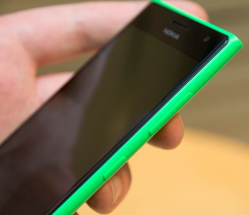 Dekselet på Lumia 735 ser litt ut som en unibody-variant, men er i realiteten bare et ordinært bakdeksel som strekker seg rundt rammen på selve telefonen.