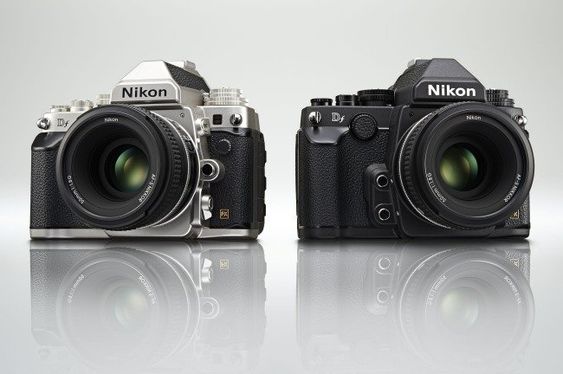 Nikon Df er tilgjengelig i både svart og sølv.