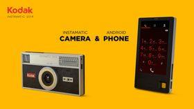 Baksiden ser ut som et Instamatic-kamera, mens forsiden ser ut som en, vel, noe uvanlig telefon.