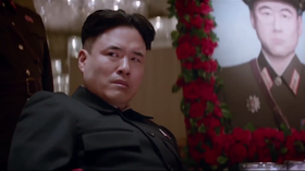 Skjermbilde fra traileren til «The Interview», som har det mye moro med den nordkoreanske lederen Kim-Jong-un.