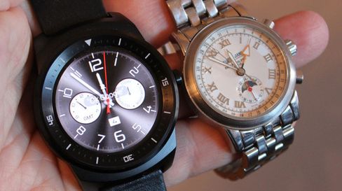 LG G Watch R har skjermpanel med P-OLED-teknologi. Dette er paneler som kan bøyes, men vi har ikke sett noe til bøyelige telefoner etter LGs G Flex. Til neste år har derimot både LG og Samsung lovet telefoner vi kan bøye.