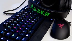 Razer BlackWidow Chroma, Razer DeathAdder Chroma og Razer Kraken 7.1 Chroma.