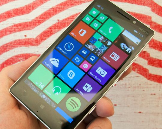 Teknologiinteresserte venter spent på hvordan Windows 10 vil ta seg ut på telefoner. Ryktene vil ha det til at vi ikke får se den nye Windows-versjonen på telefoner før sent i januar. Men, Microsoft er også til stede på CES.