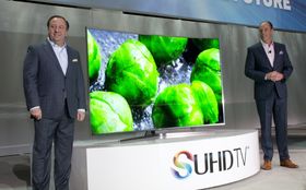 Mange kurvede TV-er er dyre saker. Dette er Samsungs nye toppmodell JS9500 på 88 tommer.