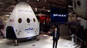 Det nye SpaceX-romskipet Dragon V2 trenger lekre astronauter.