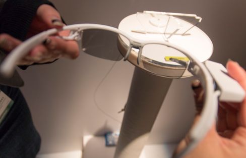 Etter å ha ladet ut litt statisk elektrisitet får jeg lov til å ta på meg brillene.
