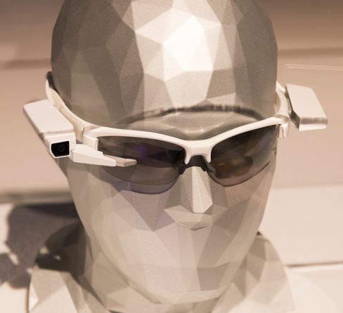 Innelåst i glasskap ser vi en prototyp på hvordan hele greia skal se ut når den blir ferdig.