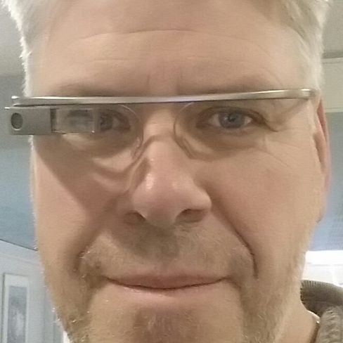 Kollega Espen Swang tester ut Google Glass ved en tidligere anledning.