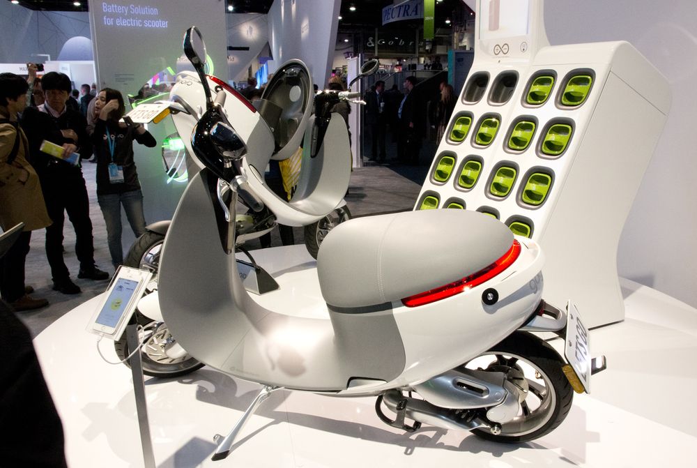 Gogoro-scooteren med batteribanken i bakkant.