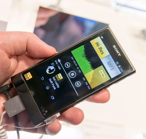 Lyden spilleren presterer med høyoppløste filer er svært god, men den elendige MP3-lyden som brukes i testen skaper en betydelig overdrevet kontrast.