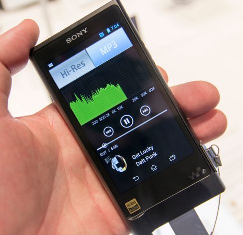 Spilleren var satt opp for hurtig veksling mellom MP3 og høyoppløst lyd. Visualiseringen viser at lyden kuttes lenge før 20 000 Hz, og slik hørtes det sannelig ut også. MP3 kan prestere vesentlig bedre enn dette. Vi aner fugler i mosen.