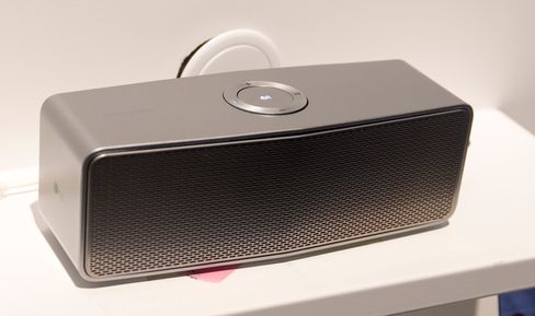 Music Flow H4 er en Wi-Fi-høyttaler med Bluetooth og innebygget batteri. Den kan gjøre tjeneste som bakhøyttaler i et surroundanlegg, før du napper den med deg for en tur ut i parken.